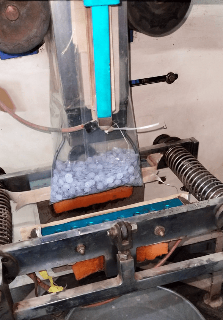 Process for making plastic polyester buttons | Manufacturing for garments